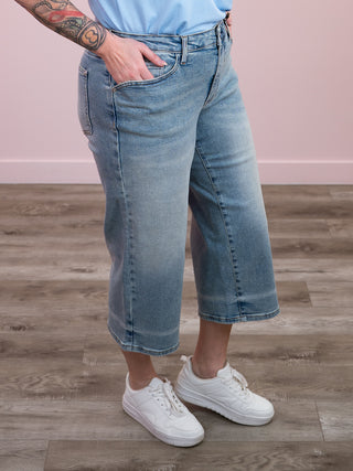 Judy Blue | Mid Rise Wide Crop Jean | Zeke