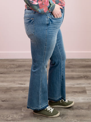 Judy Blue | Mid Rise | Mid Wash Tummy Control Slim Bootcut | Barry