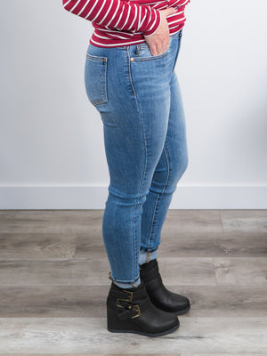 Judy Blue | Mid Rise | Vintage Light Wash Skinny | Quentin